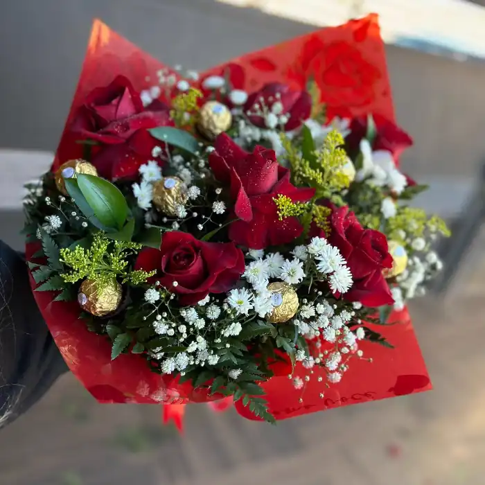 Buquê 6 rosas com 6 ferrero rocher
