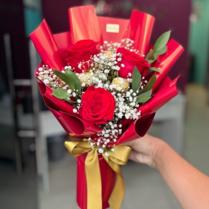 Buquê estilo coreano 3 rosas +3 ferrero rohcer