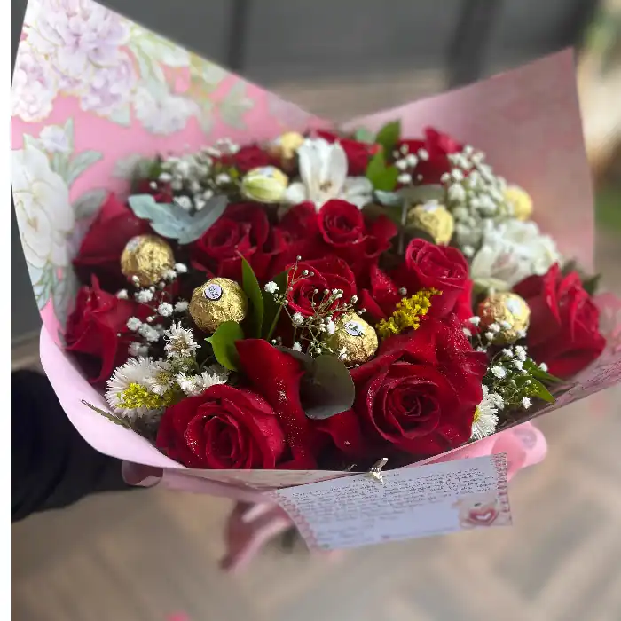 Buquê 12 rosas com ferrero rocher