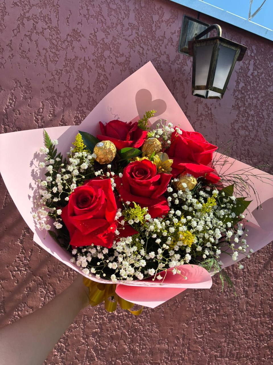 Buquê 4 Rosas com Ferrero Rocher